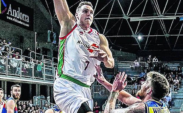 Voigtmann machaca ante Whittington, al que traspasaron al Estudiantes en Navidad. 