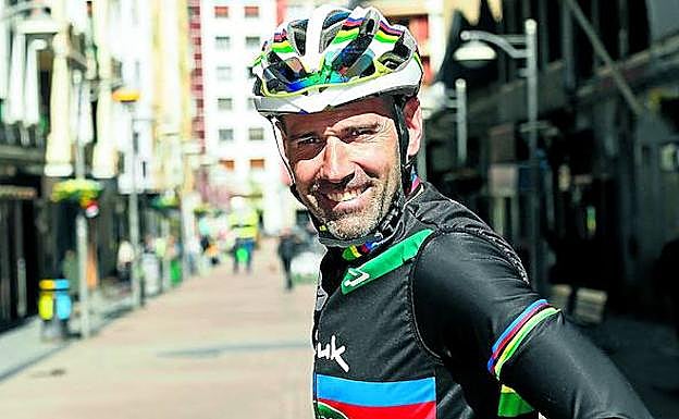 Igor Astarloa posa en la calle Toribio Etxeberria, donde estará la meta final de la Itzulia.