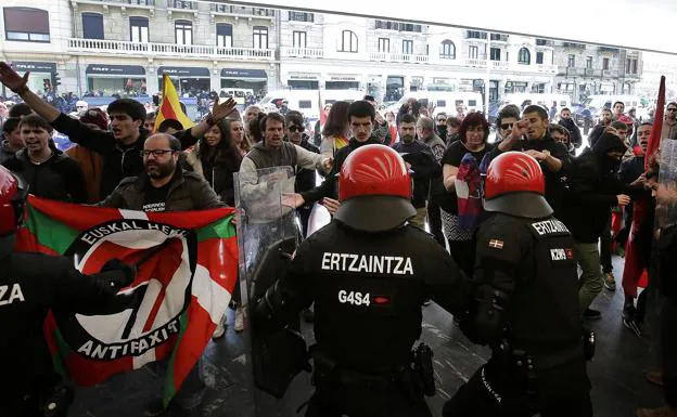 Agentes de la Ertzaintza tratan de contener el avance de los manifestantes. 