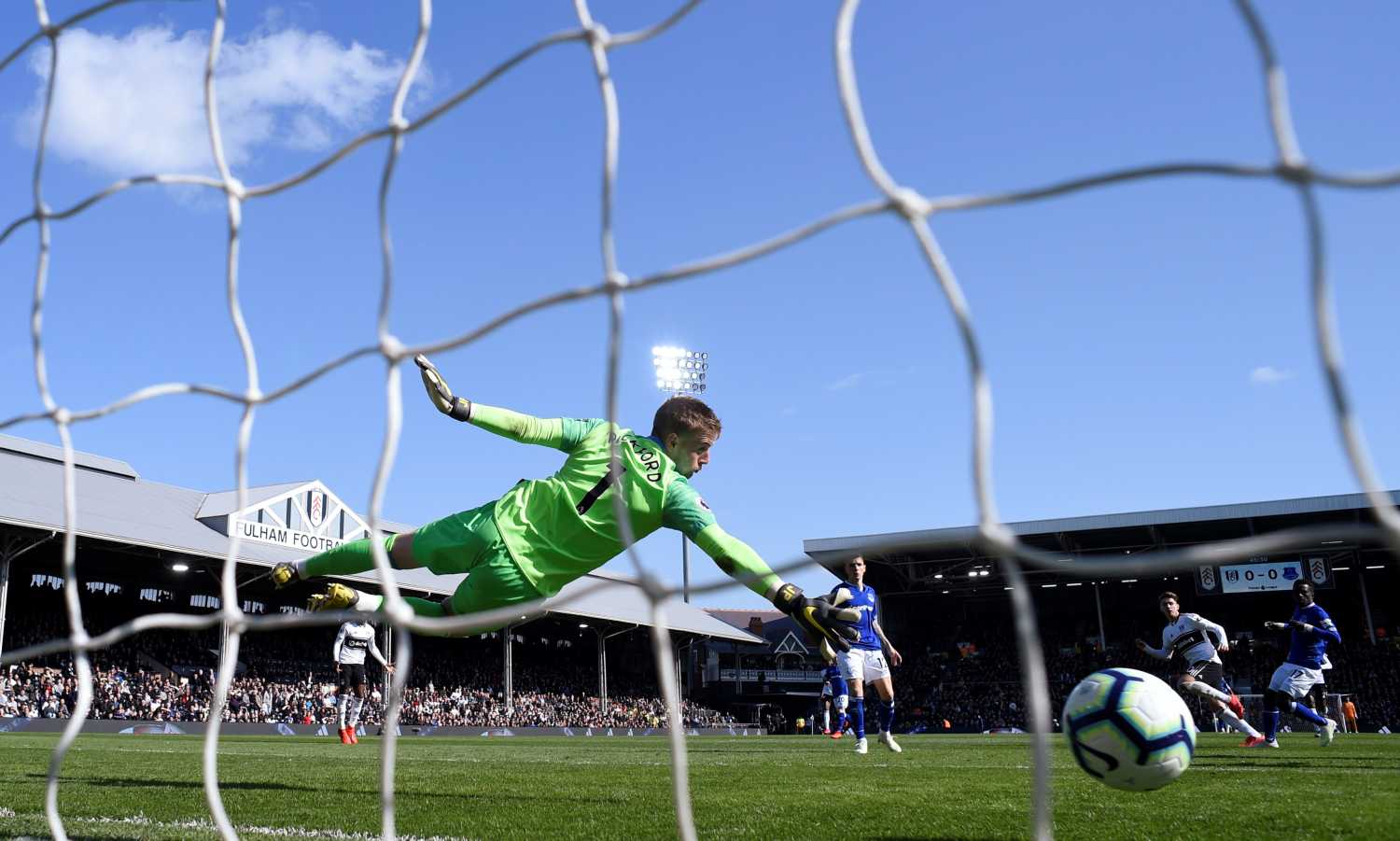 Tom Cairney futbolista del Fulham marca su primer gol en la portería del Everton