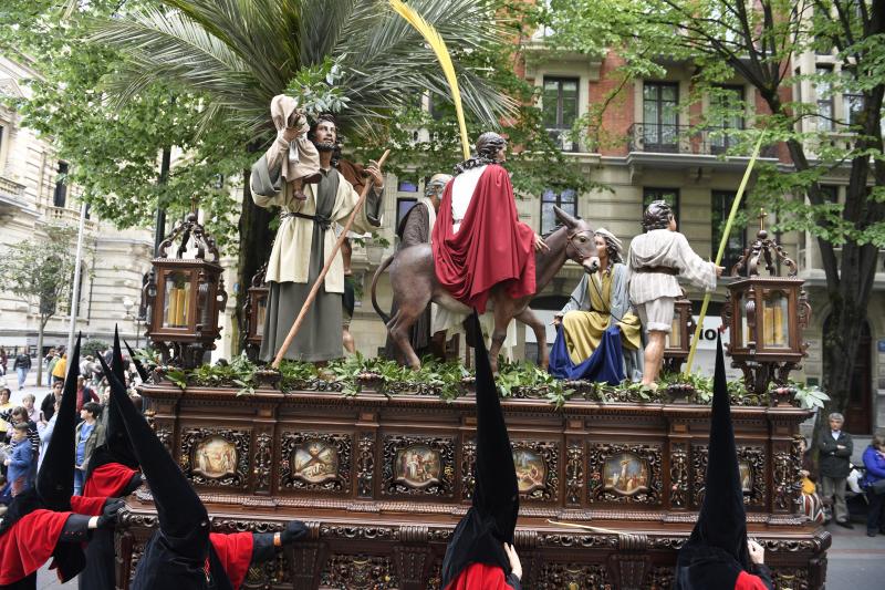 El tiempo ha animado a los bilbaínos a acudir a una de las cuatro grandes de Semana Santa