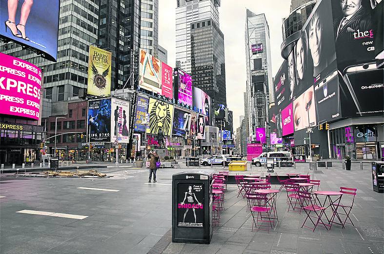 Imagen principal - 1. El turista español Miguel Ángel Ramos, 'pillado' en Times Square. | 2. Soledad en una calle del popular barrio de Shinjuku, en Tokio. | 3. Mirando desde el puente de Brooklyn, en Nueva York. 