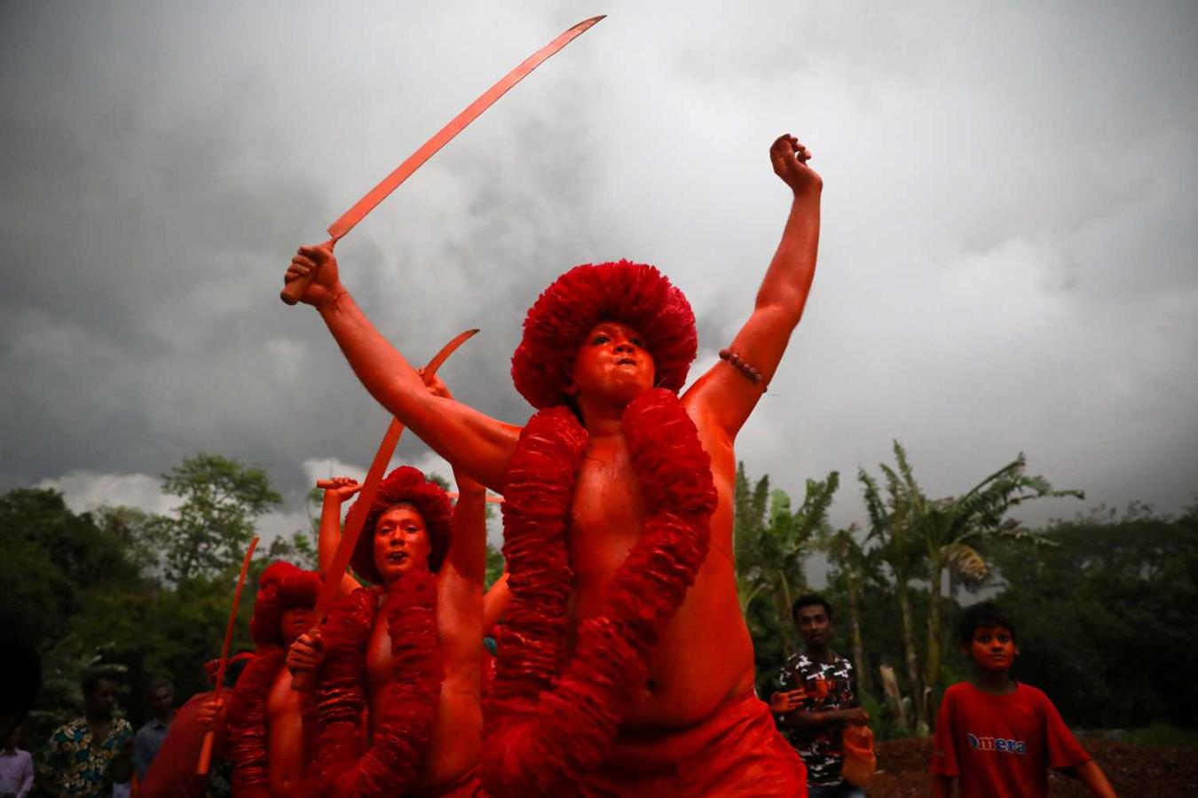 Devotos hindúes celebran el festival Lal Kach en Munshiganj, Bangladesh