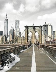 Imagen secundaria 2 - 1. El turista español Miguel Ángel Ramos, 'pillado' en Times Square. | 2. Soledad en una calle del popular barrio de Shinjuku, en Tokio. | 3. Mirando desde el puente de Brooklyn, en Nueva York. 