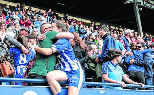 Las jugadoras se abrazaron con familiares y amigos tras el encuentro .