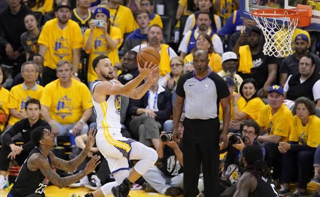 Stephen Curry entra a canasta durante el partido ante los Clippers. 