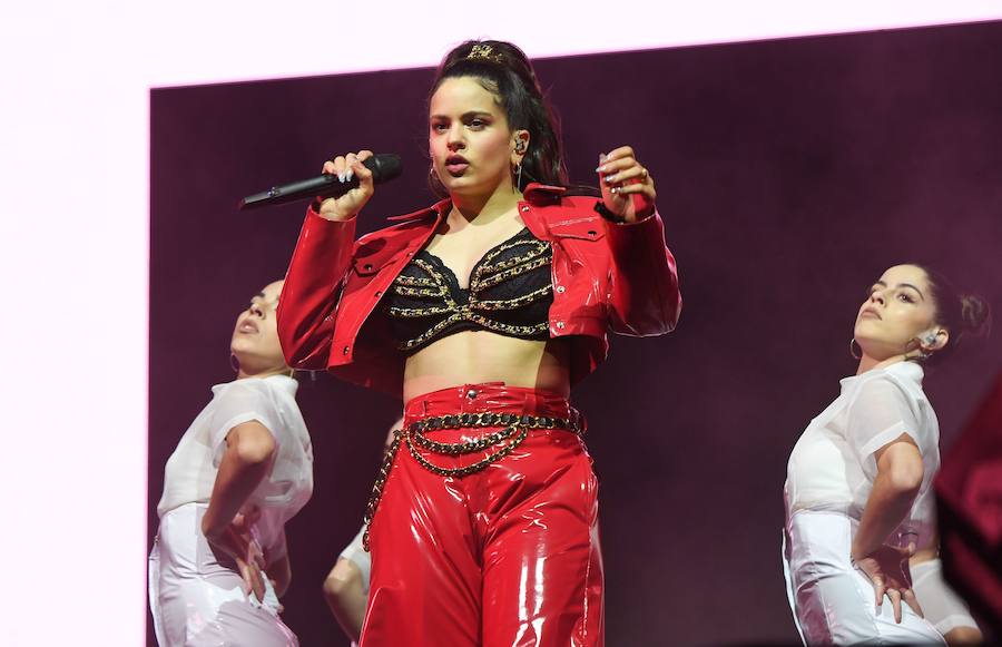 Rosalía durante su actuación en el festival de Coachella. Lleva un traje de dos piezas vinilado y un corpiño negro decorado con cadenas.