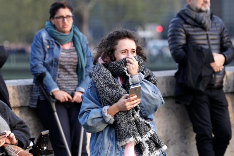 Fotos: Llamas, humo y lágrimas: Notre Dame se tambalea ante los ojos de la multitud