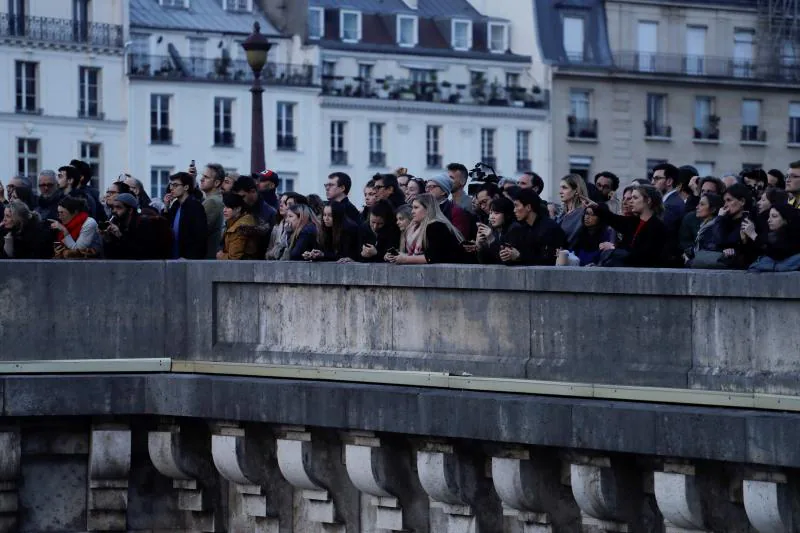 Fotos: Llamas, humo y lágrimas: Notre Dame se tambalea ante los ojos de la multitud
