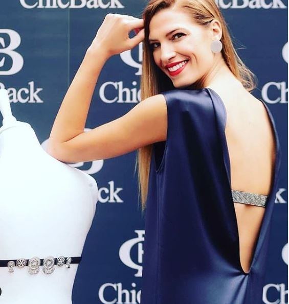 La prenda incorpora tirantes intercambiables que evitan los cierres tan poco estéticos que se veían ahora 