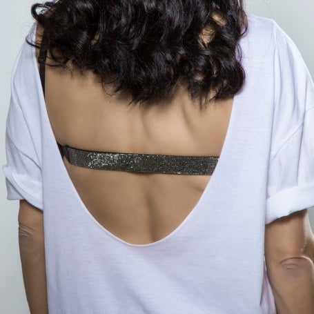 La prenda incorpora tirantes intercambiables que evitan los cierres tan poco estéticos que se veían ahora 