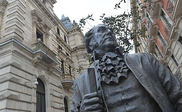 La efigie preside una esquina del Palacio Foral.