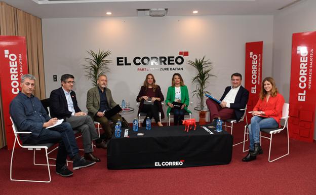 Los candidatos durante el debate celebrado en EL CORREO.