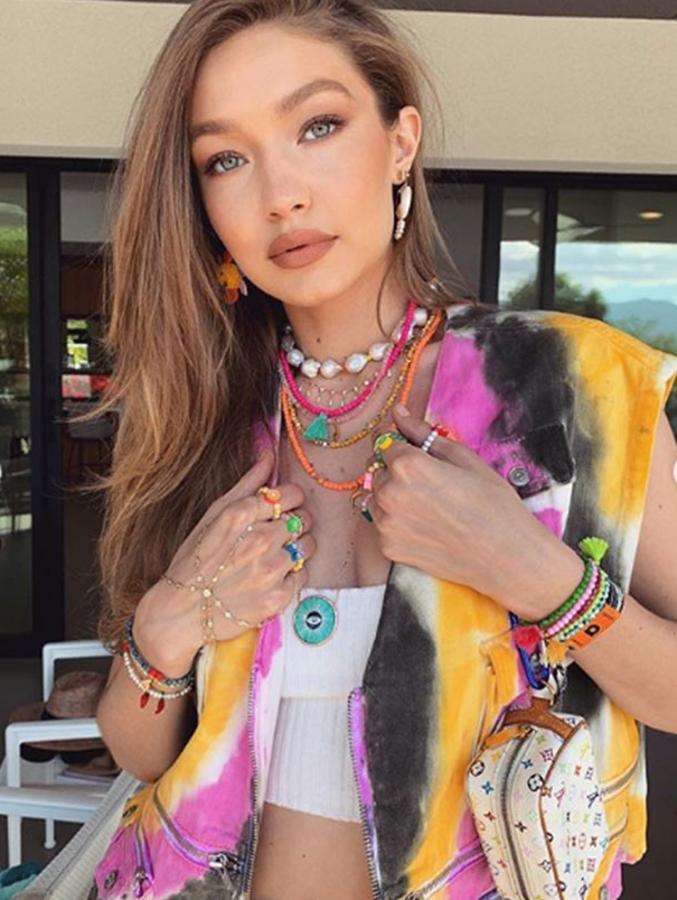 Gigi Hadid apostó por un colorido estilismo estilo 'boho'.