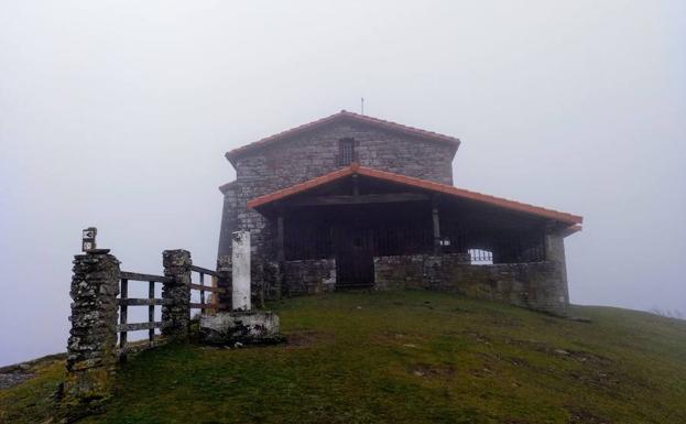 La ermita del monte Kolitza en un día de niebla.
