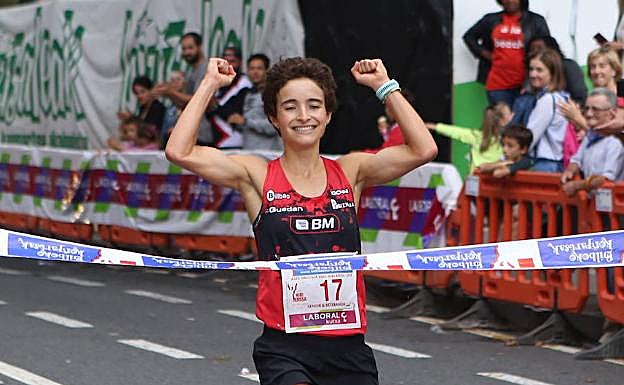 Irene Loizate alza los brazos en una nueva victoria. 
