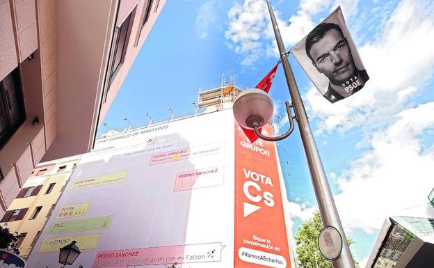 Ciudadanos ha vuelto a usar las fachadas de los edifcios para atacar a Pedro Sánchez, en esta ocasión simulando un chat de WhatsApp formado por el presidente, Torra, Otegi, Rufia y Puigdemont.