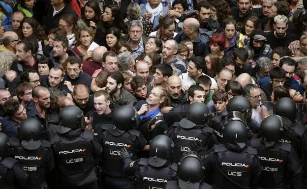 La UIP contiene a los manifestantes en el colegio Ramón Llull de Barcelona.