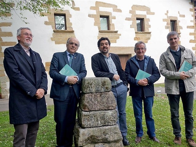 Jokin Azkue HABEko zuzendari nagusia, Ander Irizar Euskarabidea Nafarroako Hizkuntza Baliabideen Zerbitzuko zuzendaria, Andres Urrutia euskaltzainburua eta Mikel Zalbide euskaltzaina izan dira liburuaren aurkezpenean.