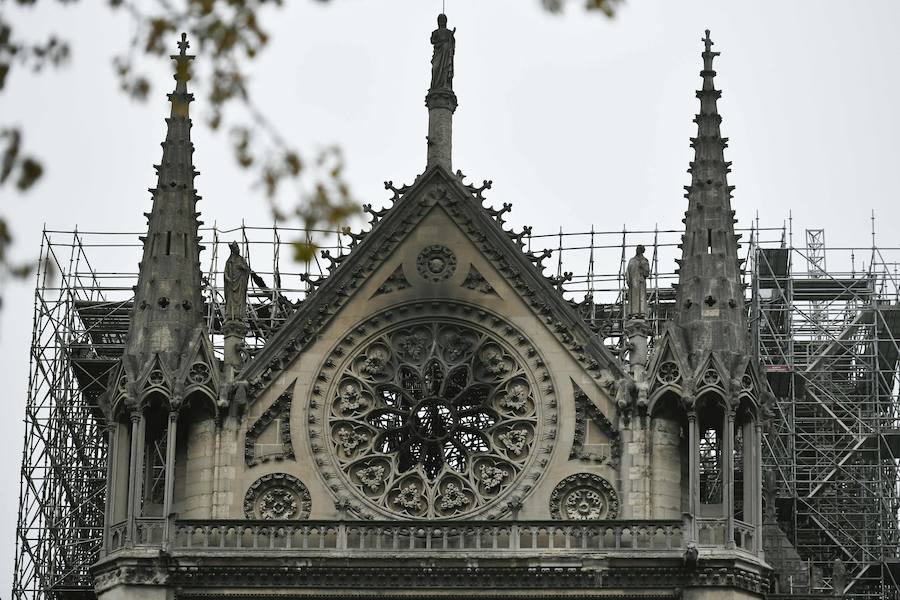 Las llamas hunden en menos de una hora la aguja del templo y parte del techo