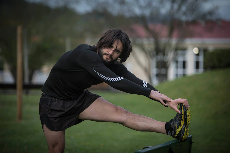 EN FORMA. «Siempre he hecho deporte, aunque mi rutina de entrenamiento ha cambiado. He dejado de hacer tantas pesas para dedicarle más tiempo al cardio. Suelo correr en el monte un par de días o tres a la semana. Hay veces que estoy hora y media y otros tres o cuatro horas, preferiblemente a la mañana. También hago crossfit, spinning, nado... En los últimos ocho o nueve meses he perdido peso, en torno a seis o siete kilos. Es una parte más de la preparación».