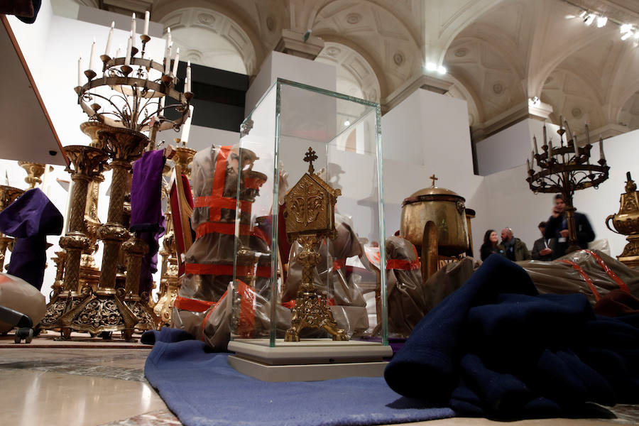 Las llamas hunden en menos de una hora la aguja del templo y parte del techo