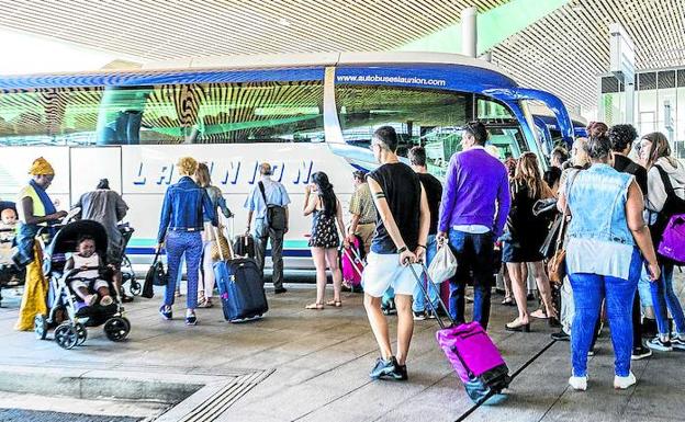 Las dársenas de la estación de autobuses de Vitoria se llenan de viajeros en Semana Santa, el periodo de mayor actividad. 