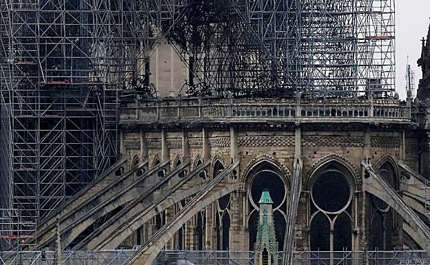 Arbotántes del ábside de la catedral de Notre Dame, tras el incendio.