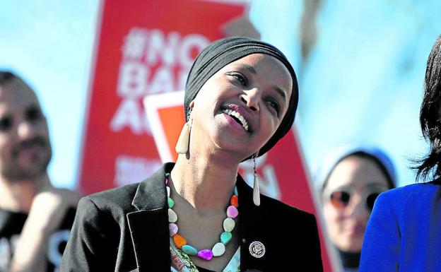Ilhan Omar sonríe durante un acto celebrado la semana pasada en el exterior del Capitolio. 