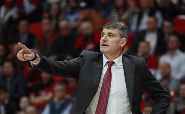 El entrenador del Baskonia, el croata Velimir Perasovic, reacciona durante el primer partido de la serie de playoff de Euroliga disputado este martes en Moscú