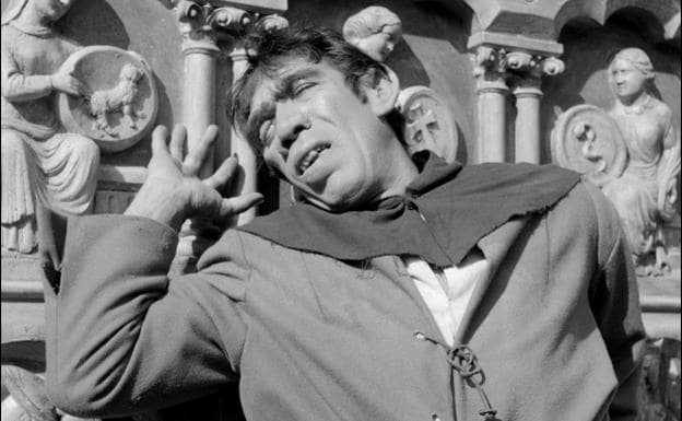 El actor mexicano Anthony Quinn interpreta a Quasimodo en la versión cinematográfica de 1956 de 'Nuestra Señora de París'.