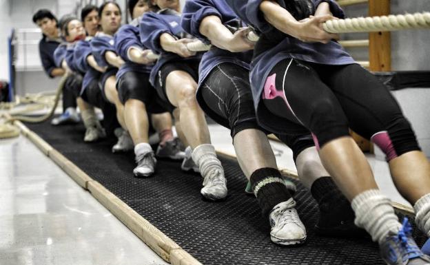 El conjunto femenino de sokatira Badaiotz en uno de sus entrenamientos. 