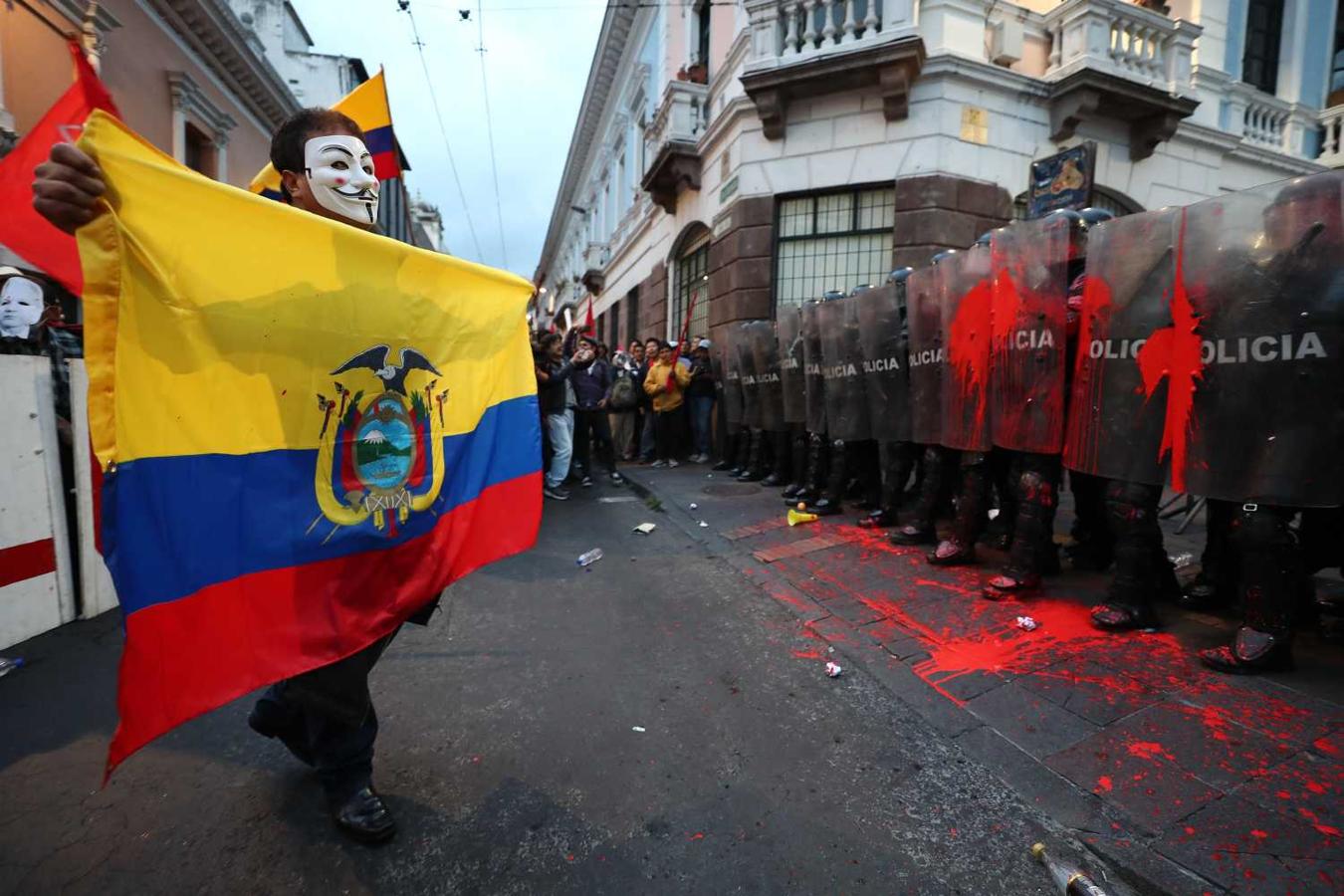 Policías se enfrentan a manifestantes durante una protesta de apoyo a favor del australiano Julian Assange, en Quito (Ecuador). Al menos dos fotoperiodistas resultaron con heridas tras la represión policial contra la manifestación organizada por grupos afines al expresidente Rafael Correa (2007-2017). 