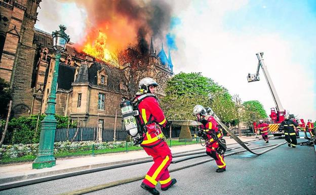 Los bomberos, durante su intervención.