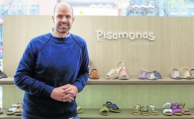 Enrique Bretos posa en la primera tienda que abrió Pisamonas, ubicada en Madrid