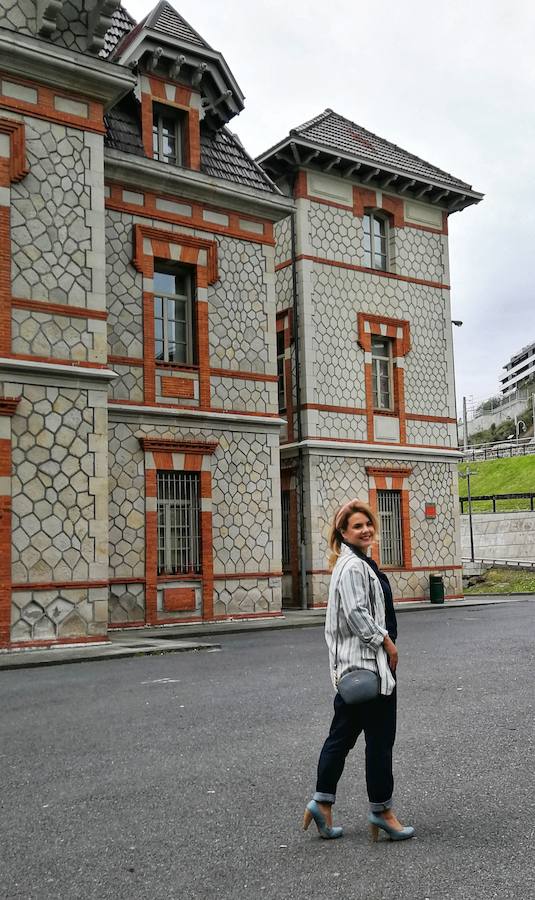 Con 'blazer' de rayas y tacones.