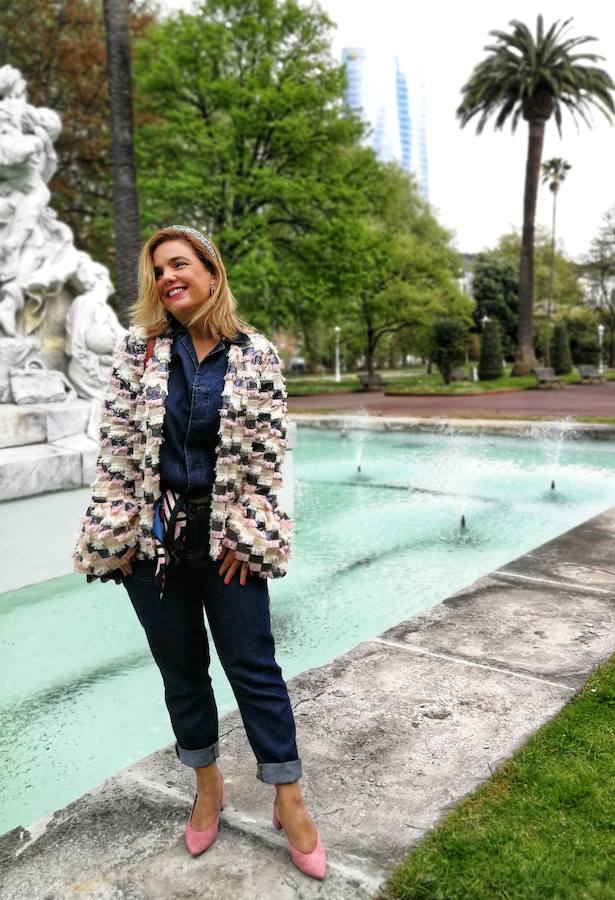 Con diadema joya y pañuelo a la cintura.