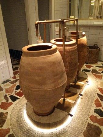 La visita al baño puede no ser un mero trámite. En Bilbao hay lugares donde la experiencia es muy especial