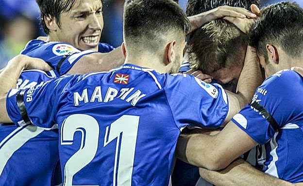 Los jugadores albiazules, con brazaletes negros. 