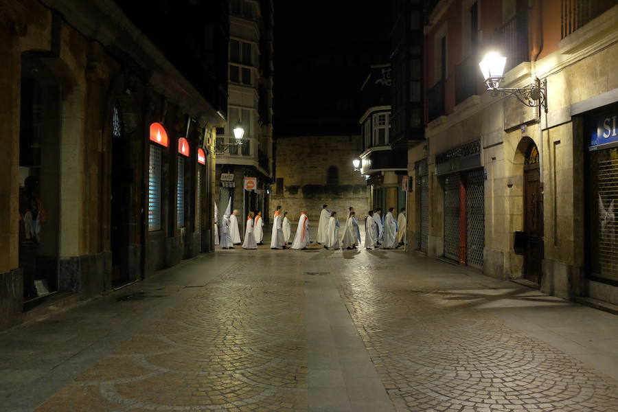 La tradicional procesión del Silencio ha vuelto a recorrer esta madrugada la villa