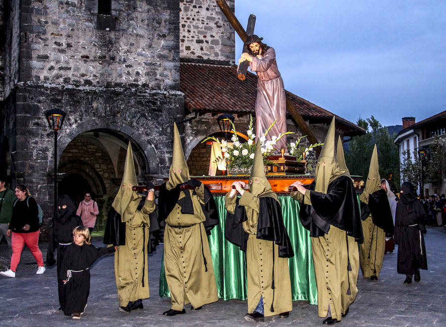 Fotos: Las cofradías procesionaron en Amurrio