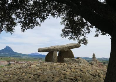 Imagen secundaria 1 - Arriba, la Chabola de la Hechicera, antes de su reconstrucción. Abajo, el mismo dolmen, con Elvillar al fondo y Luis Miguel Martínez Torres, con su último libro. 
