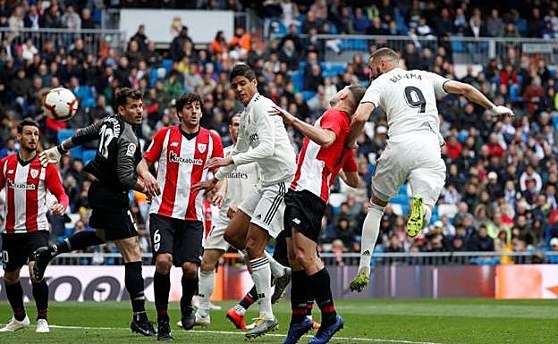 Benzema remata para marcar el segundo tanto.