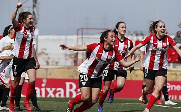 Leia Zárate celebra el gol.