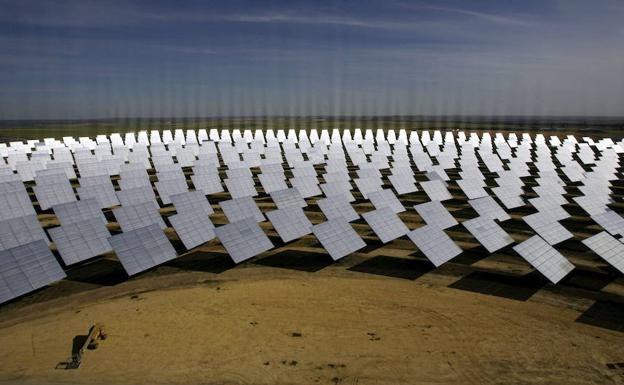 Paneles fotovoltaicos alineados en el parque de energía solar de Sanlúcar La Mayor. 