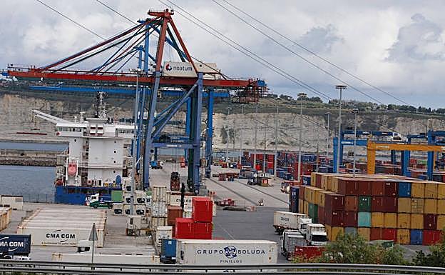 El puerto de Bilbao, durante una jornada de trabajo.