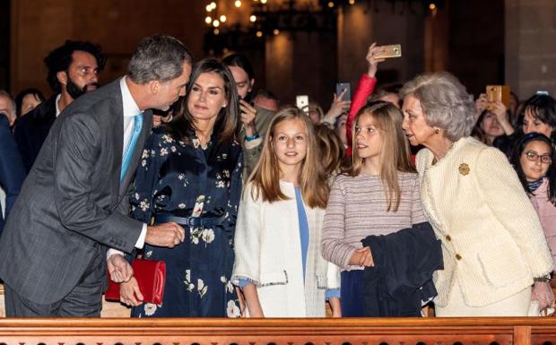Los reyes asisten en Palma con sus hijas y doña Sofía a la misa de Pascua