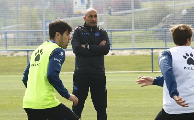 Abelardo observa a sus jugadores durante el entrenamiento de este lunes en las instalaciones de Ibaia.