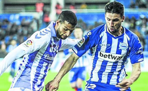 Jonathan Calleri presiona a Joaquín Fernández.