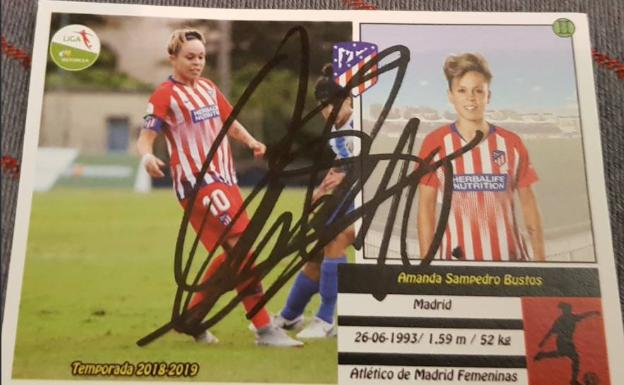 Imagen principal - Arriba, cromo y autógrafo de Amanda Sampedro. Abajo, plantilla de la Real firmada y parte de la del Levante. 